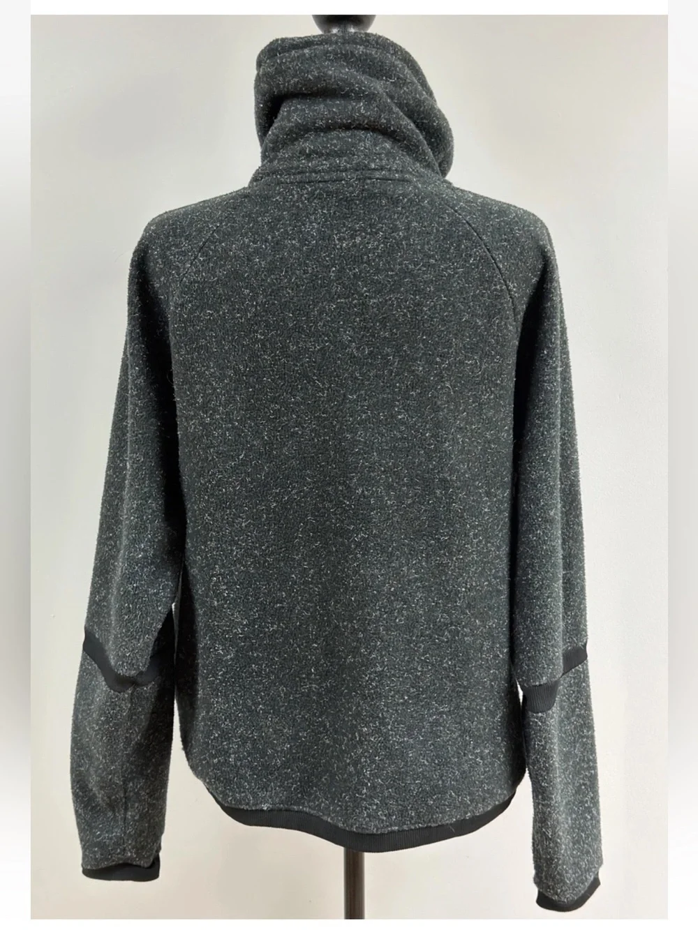 Nike Women's Therma Fit Fleece Cowlneck Black Pullover Size Medium